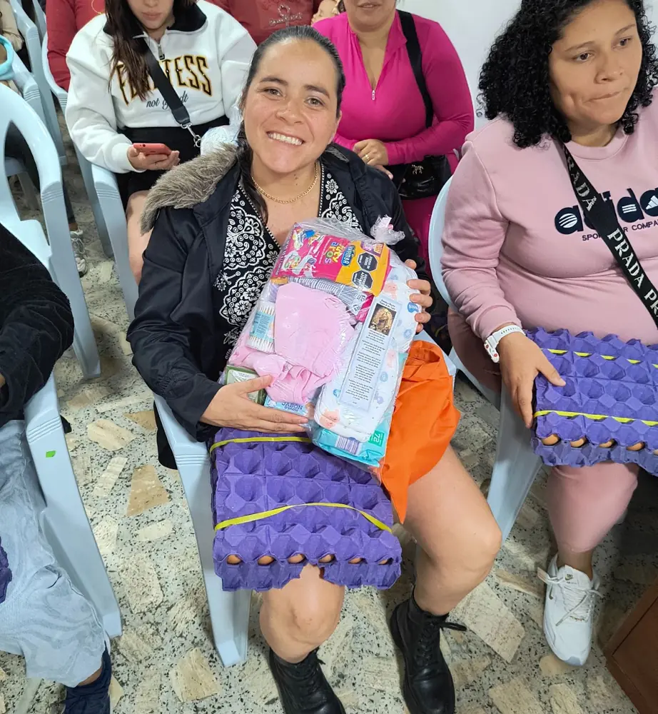 Mamás sonrientes con sus regalos