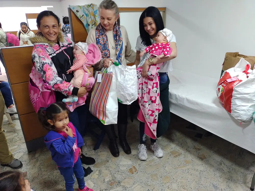 Mamás reciben regalos para sus hijos