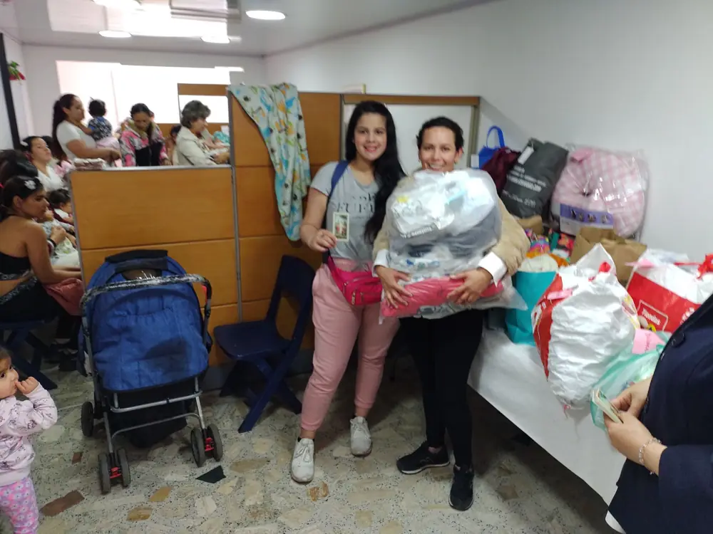 Mamás con sus hijos tras una jornada de la fundación
