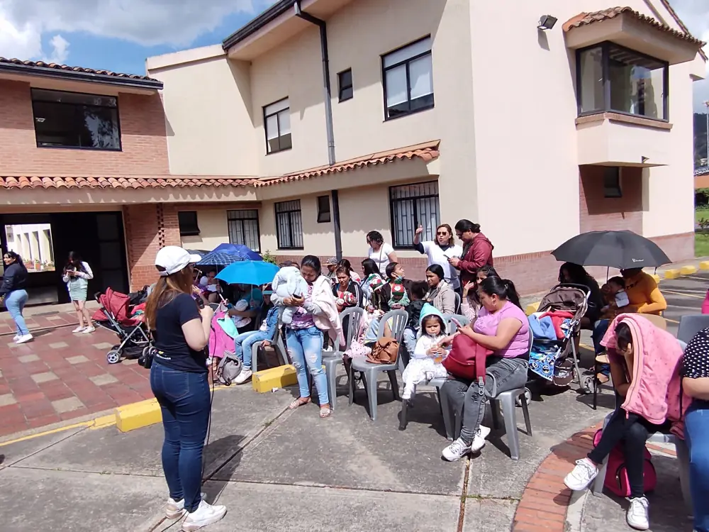 Mamás y familias reunidas en el patio