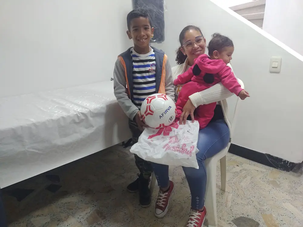 Una mamá con su hija en la sede