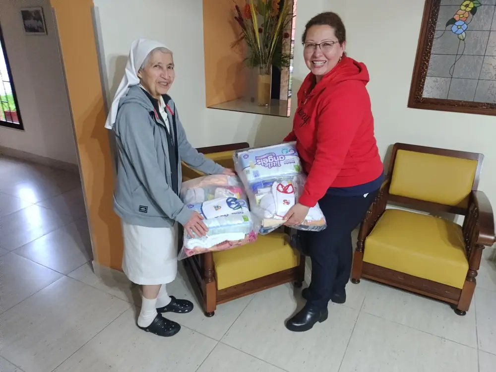Entrega de un kit en la sede
