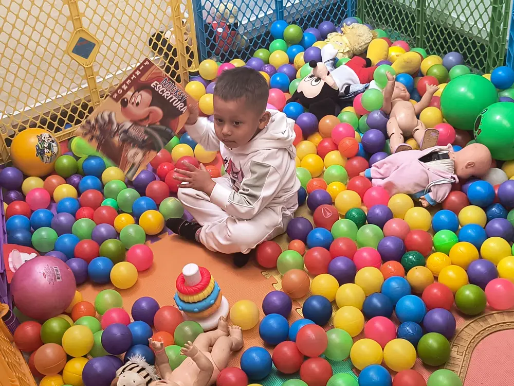 Niño jugando en la piscina de pelotas