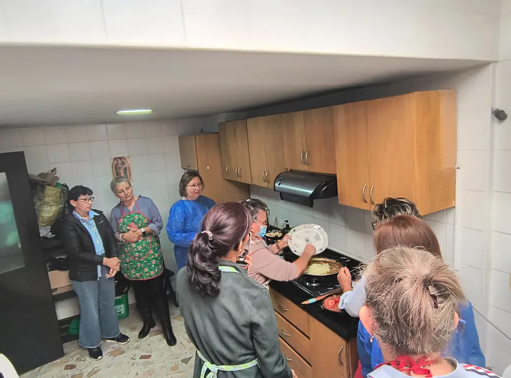 Mamás y voluntarias cocinan juntas
