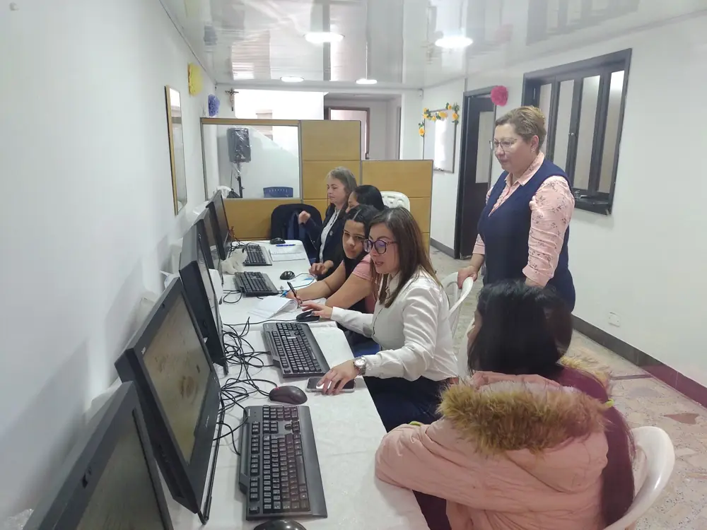 Mamás en una clase presencial de tecnología