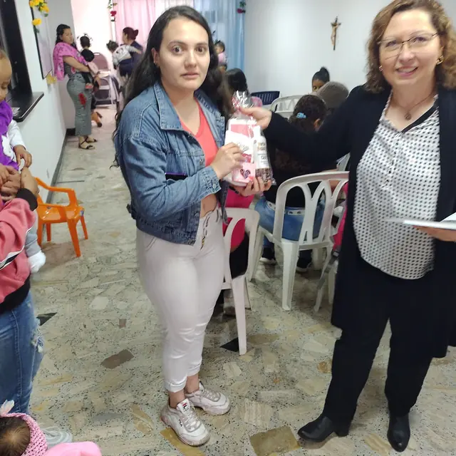 Una mamá y una voluntaria de Fundmadre sonríen juntas