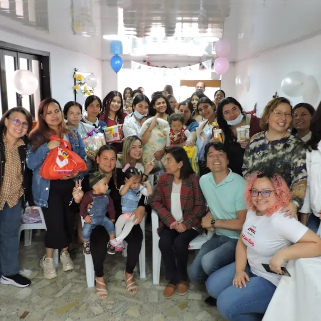 Gran grupo de mamás y familias en una jornada de Fundmadre