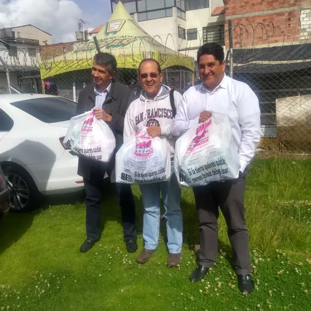 Aliados entregan kits a las familias